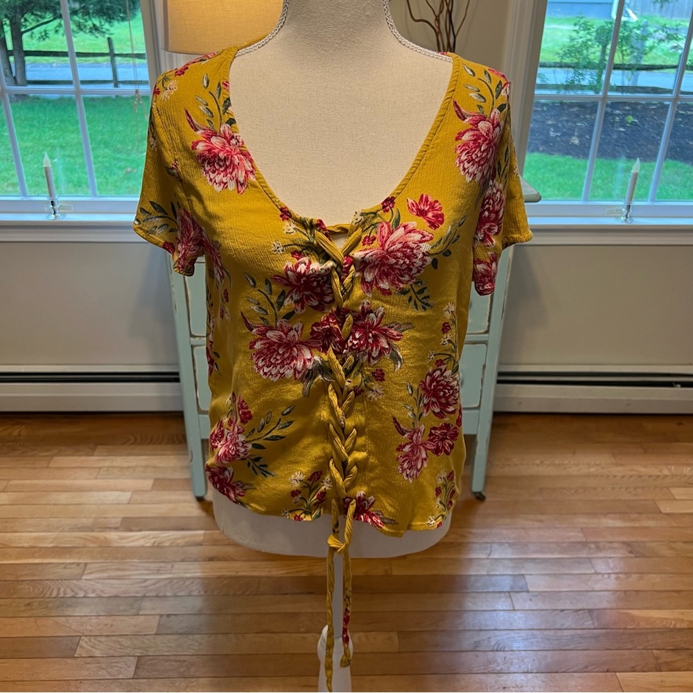 Gold Pink Republic floral short sleeve top with front tie. Medium. B13